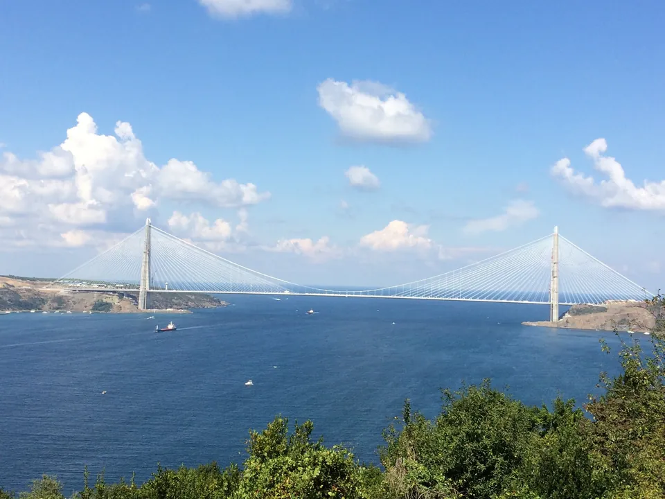 İstanbul Boğazı üzerinde Yavuz Sultan Selim Köprüsü, açık bir yaz gününde
