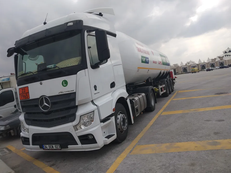 Bir dinlenme tesisinin otoparkında duran beyaz akaryakıt tankeri
