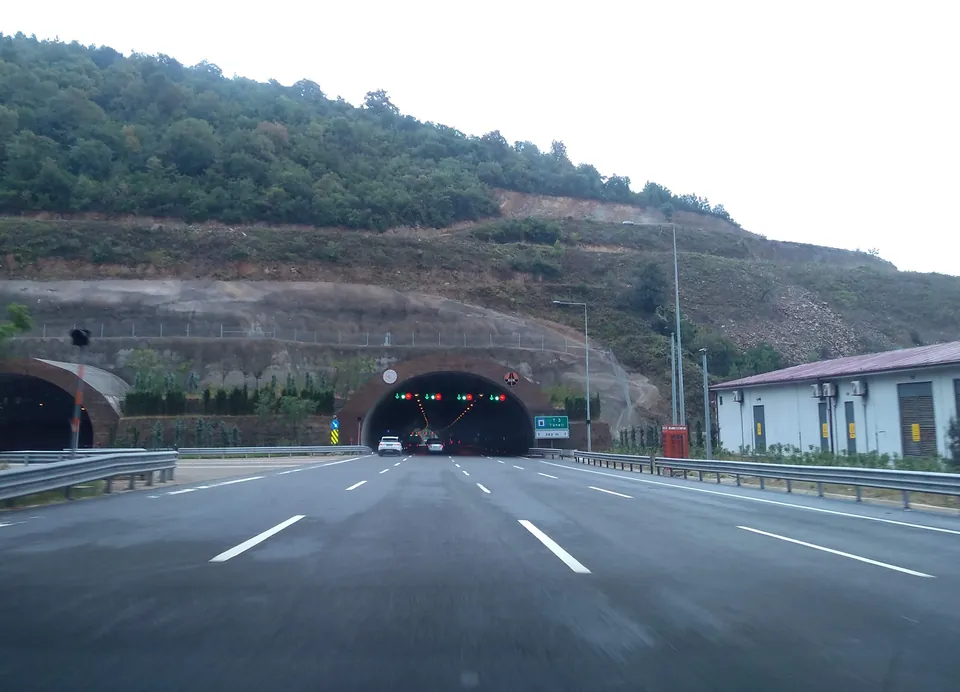 Kuzey Marmara Otoyolu'nda tünel girişine yaklaşan şeritler